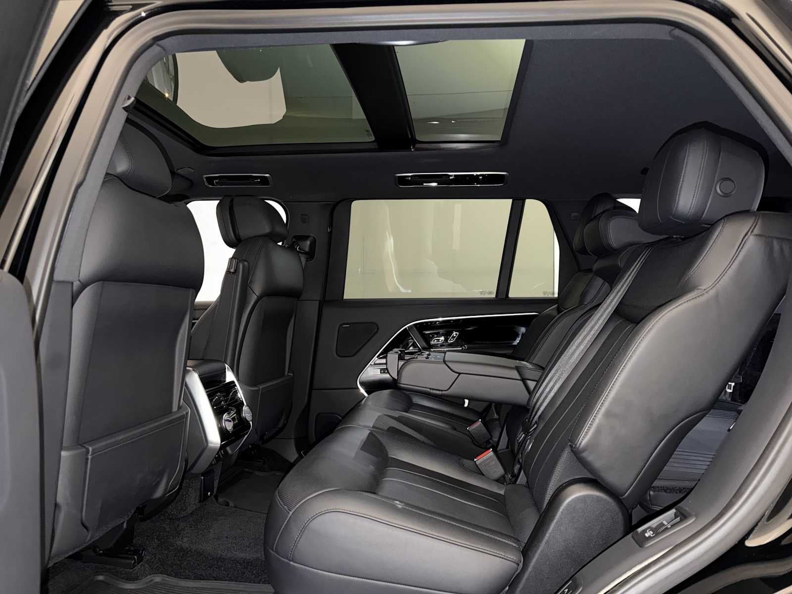2023 Land Rover Range Rover P530 SE LWB 7 Seat