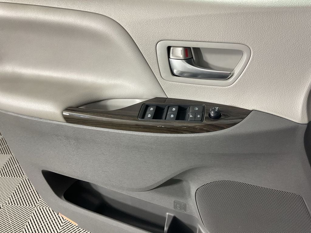 2019 Toyota Sienna XLE 8 Passenger