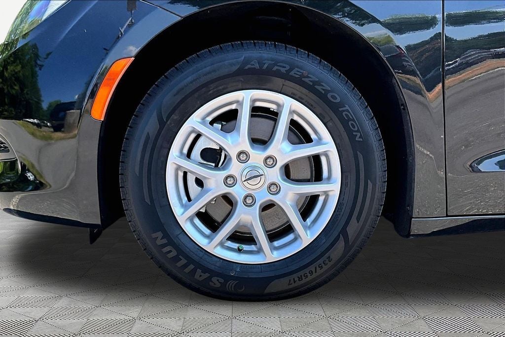2023 Chrysler Voyager LX