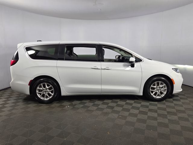2023 Chrysler Pacifica Touring L 4D Passenger Van