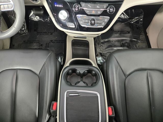 2023 Chrysler Pacifica Touring L 4D Passenger Van