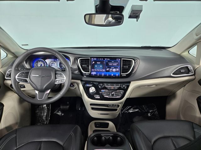 2023 Chrysler Pacifica Touring L 4D Passenger Van