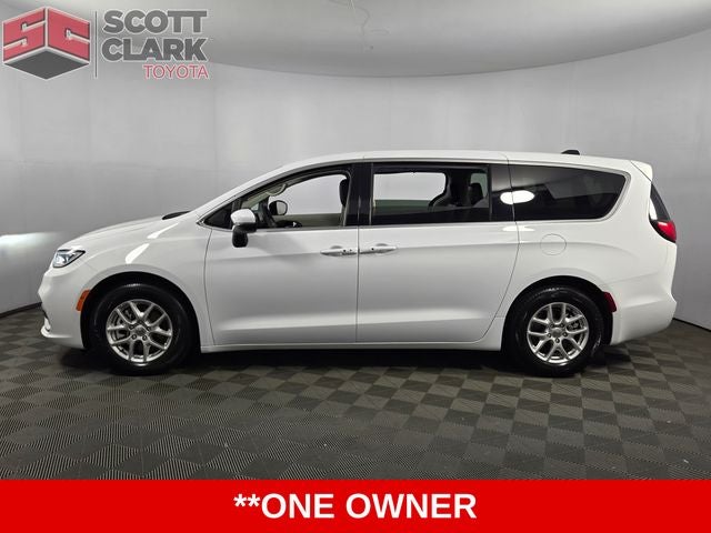 2023 Chrysler Pacifica Touring L 4D Passenger Van