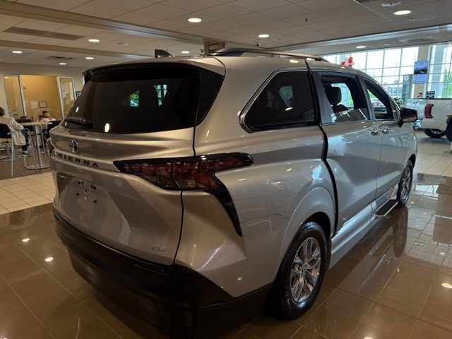 2025 Toyota Sienna XLE MOBILITY VAN