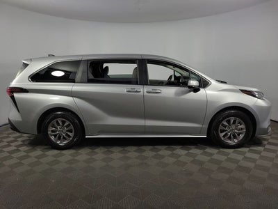 2022 Toyota Sienna LE 8 Passenger