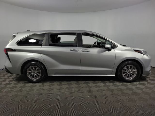 2022 Toyota Sienna LE 8 Passenger
