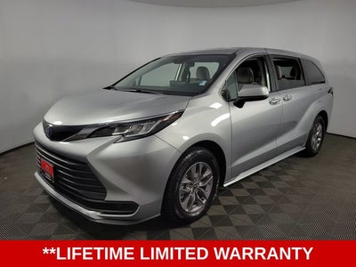 2022 Toyota Sienna LE 8 Passenger