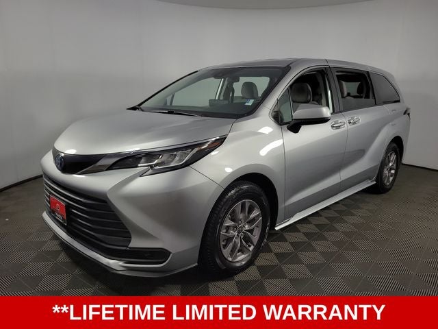 2022 Toyota Sienna LE 8 Passenger