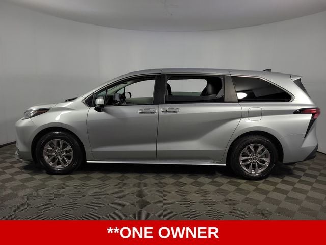 2022 Toyota Sienna LE 8 Passenger