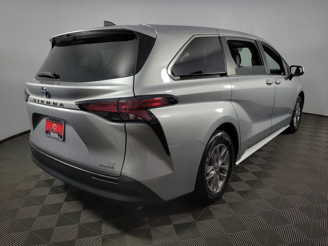 2022 Toyota Sienna LE 8 Passenger