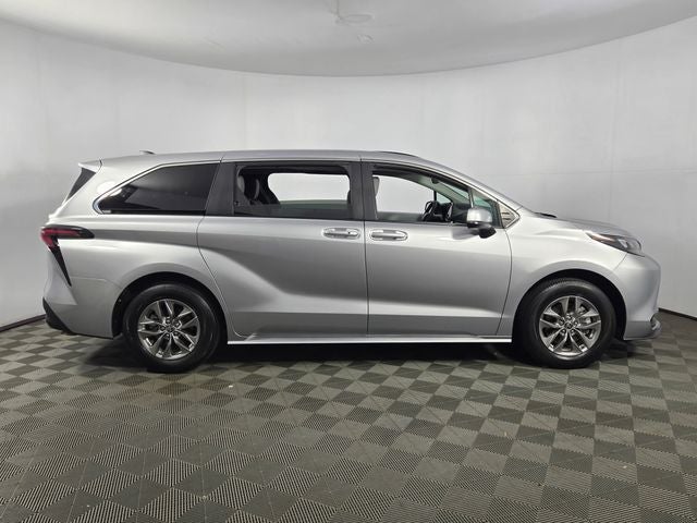 2025 Toyota Sienna LE 8 Passenger