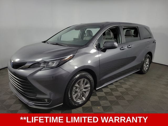 2025 Toyota Sienna XLE 4D Passenger Van