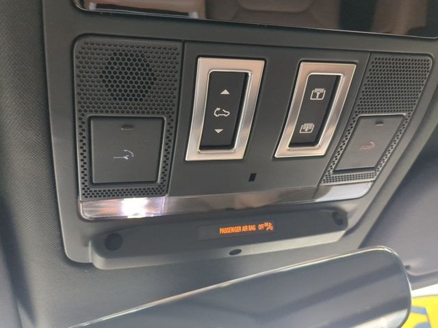 2025 Land Rover Defender X-Dynamic SE