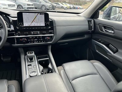 2025 Nissan Pathfinder SL