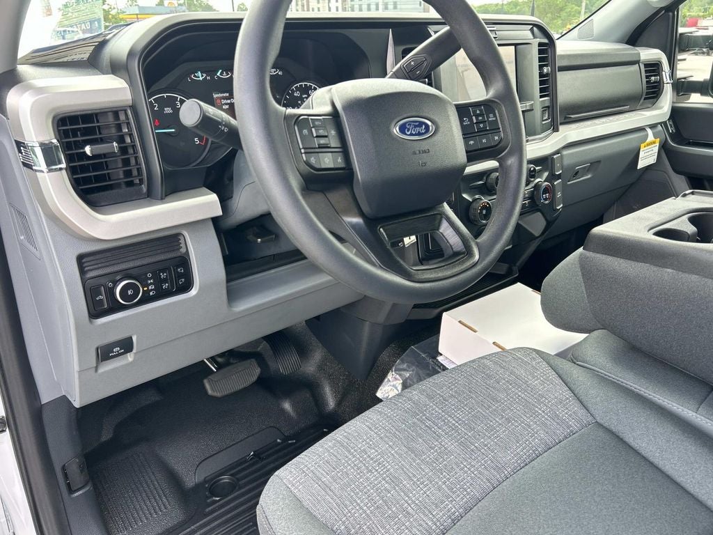 2025 Ford Super Duty F-450 DRW Chassis Cab XLT DRW
