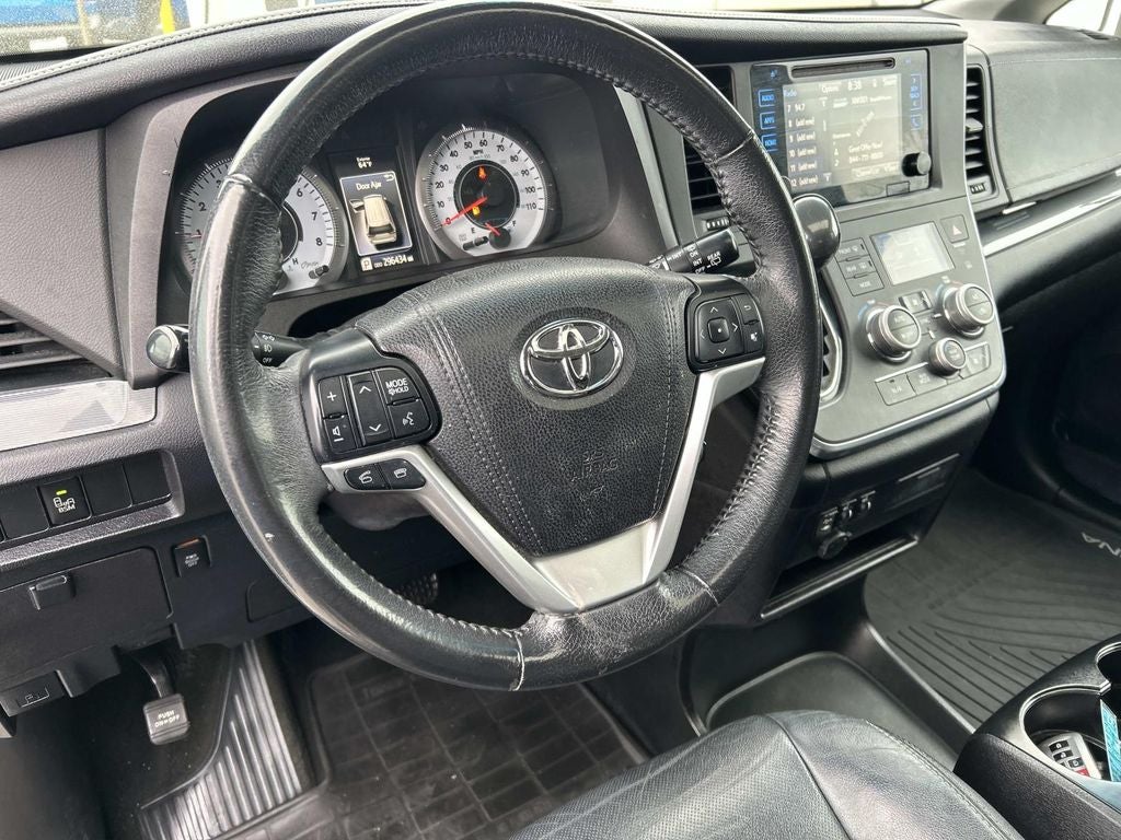 2016 Toyota Sienna SE 8 Passenger