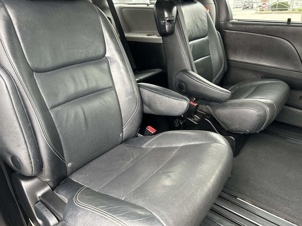 2016 Toyota Sienna SE 8 Passenger