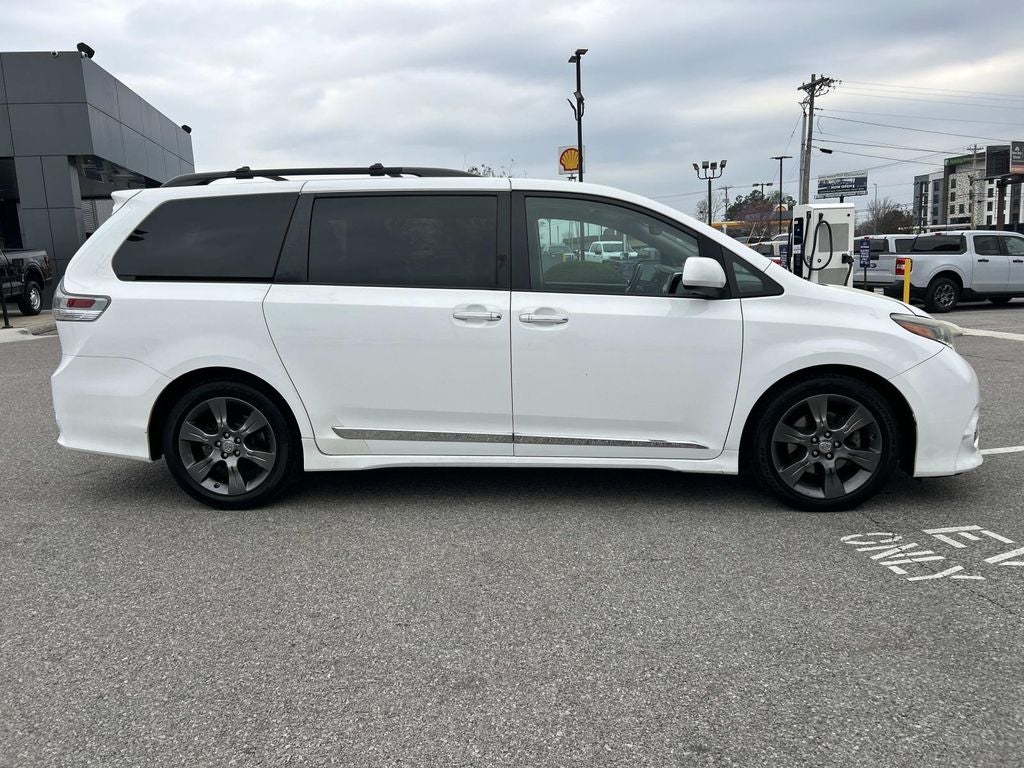2016 Toyota Sienna SE 8 Passenger