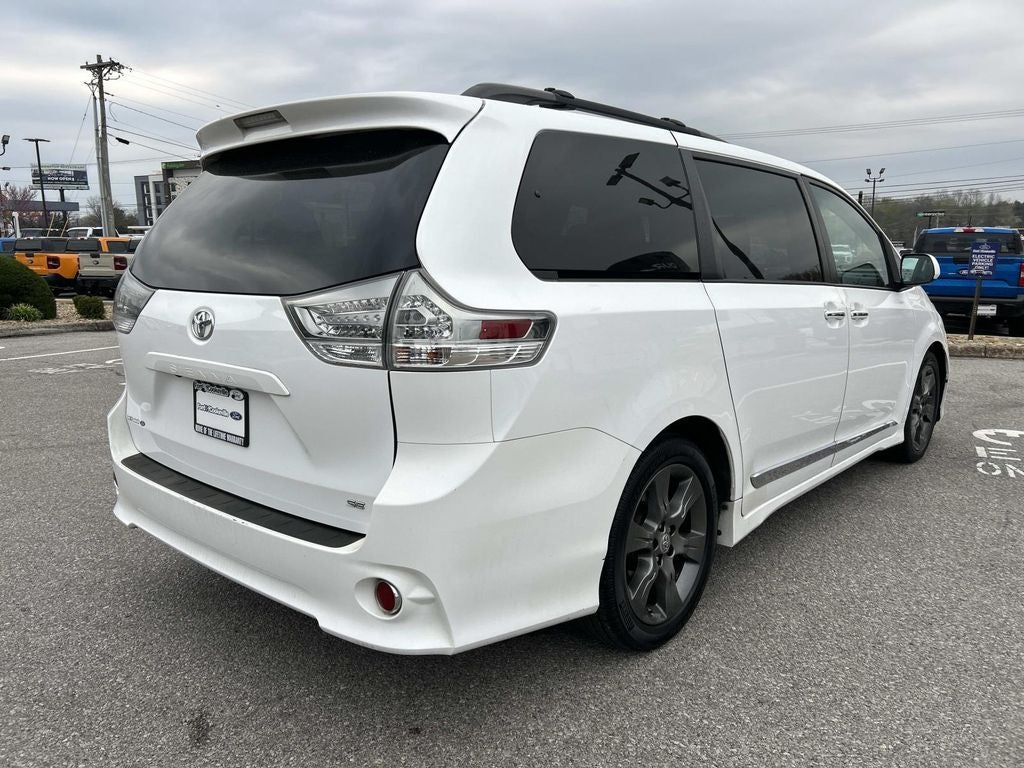 2016 Toyota Sienna SE 8 Passenger