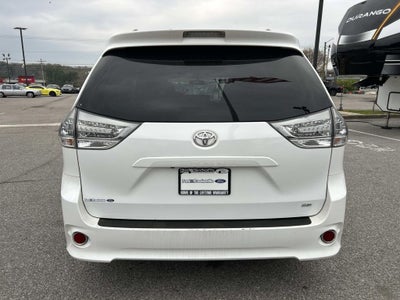 2016 Toyota Sienna SE 8 Passenger