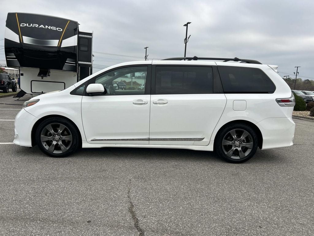 2016 Toyota Sienna SE 8 Passenger