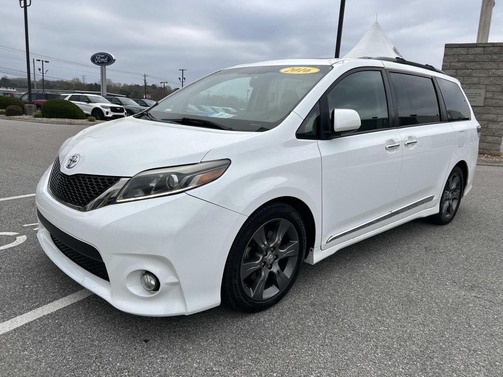 2016 Toyota Sienna SE 8 Passenger