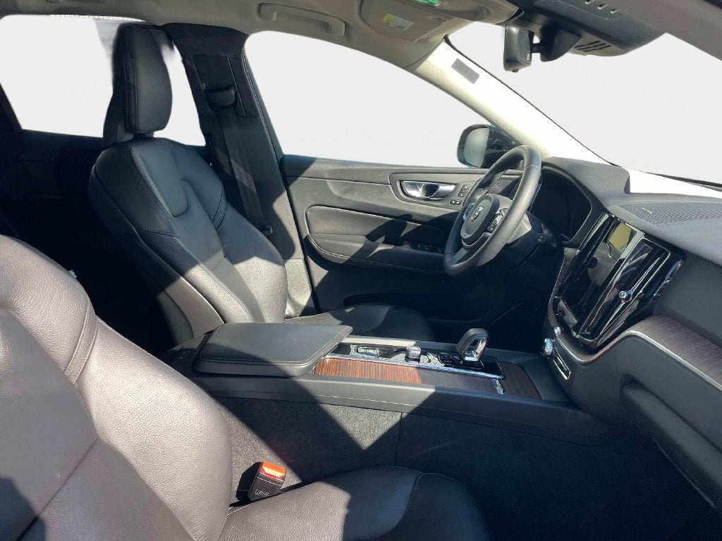 2023 Volvo XC60 Plus Dark Theme