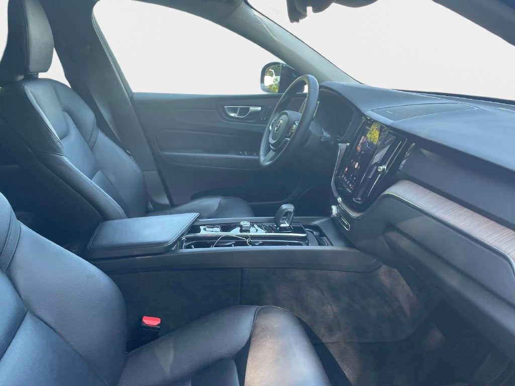 2023 Volvo XC60 Plus Dark Theme