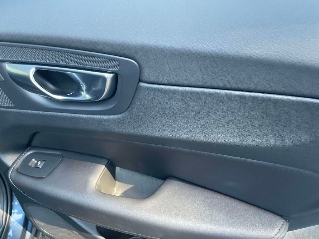 2023 Volvo XC60 Plus Dark Theme