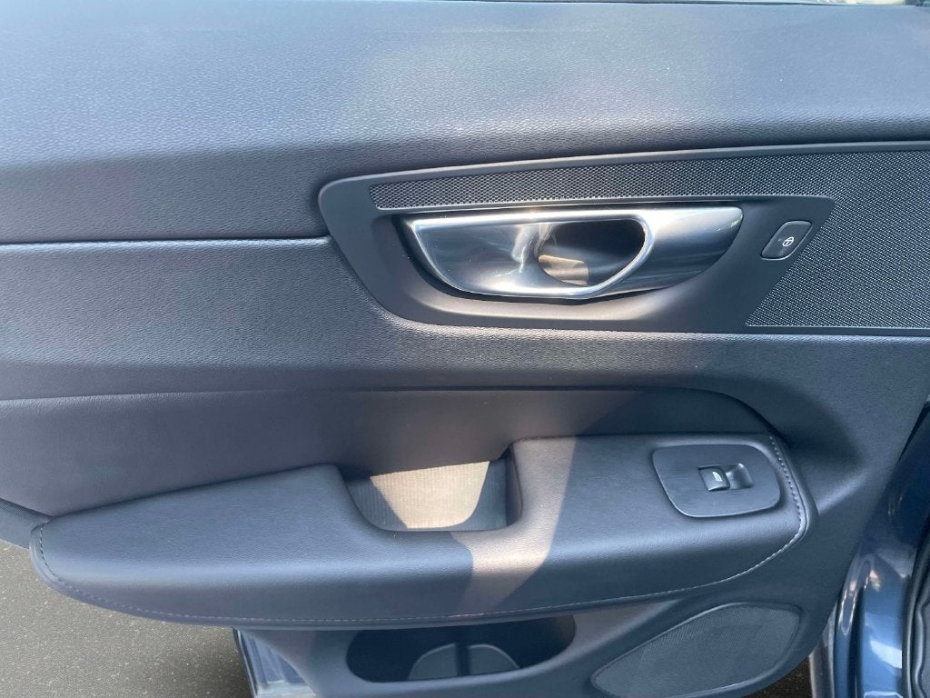 2023 Volvo XC60 Plus Dark Theme