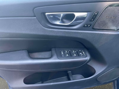 2023 Volvo XC60 Plus Dark Theme