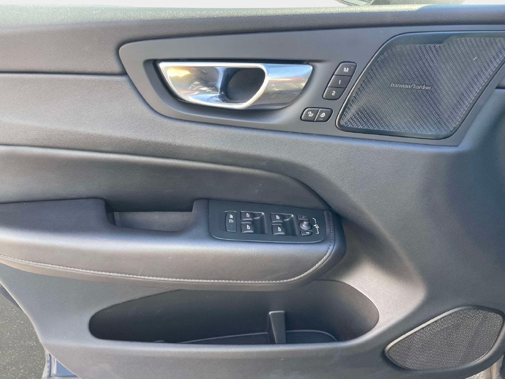 2023 Volvo XC60 Plus Dark Theme