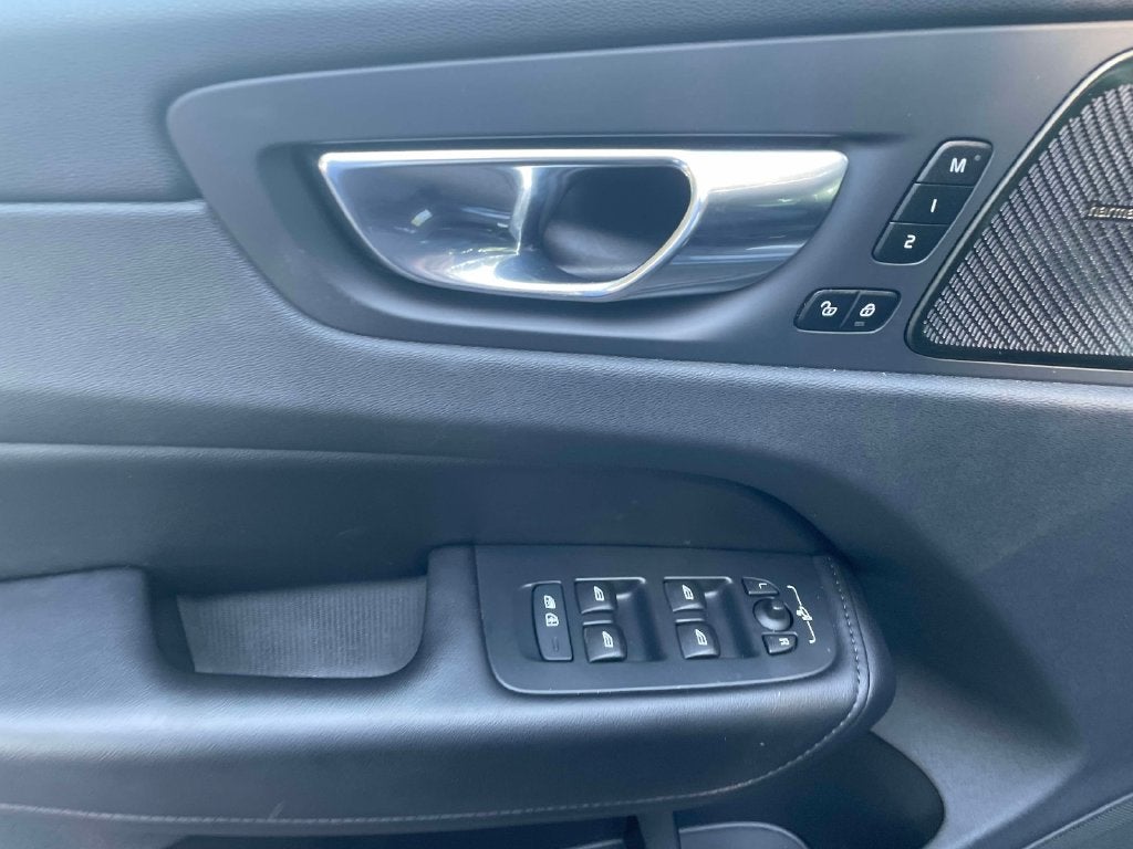 2023 Volvo XC60 Plus Dark Theme
