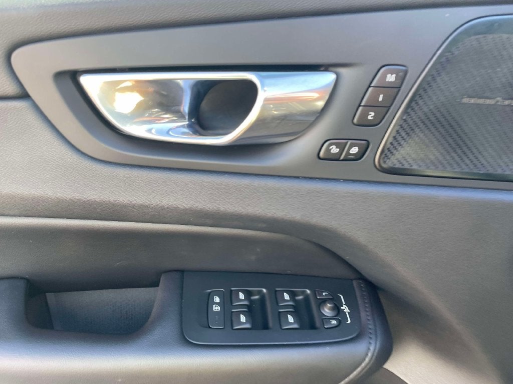 2023 Volvo XC60 Plus Dark Theme