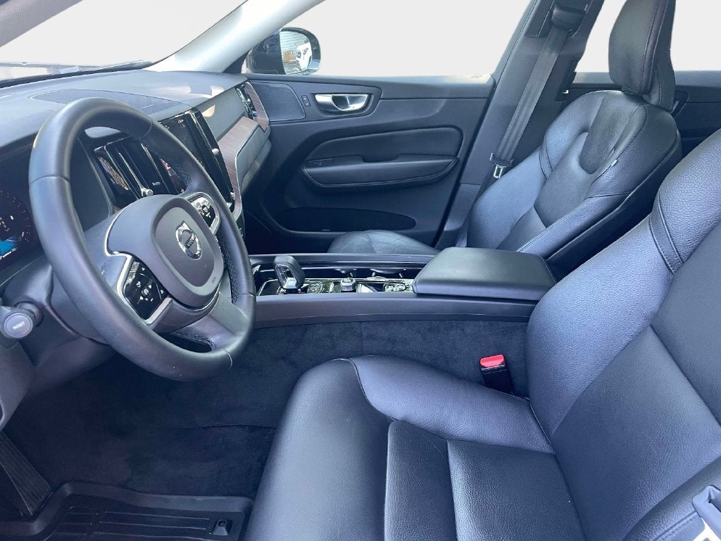 2023 Volvo XC60 Plus Dark Theme
