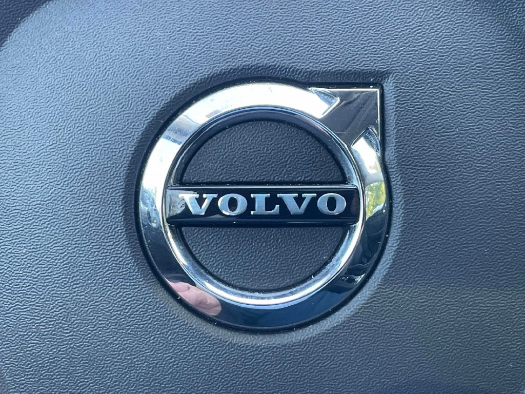 2023 Volvo XC60 Plus Dark Theme