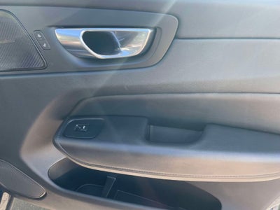 2023 Volvo XC60 Plus Dark Theme