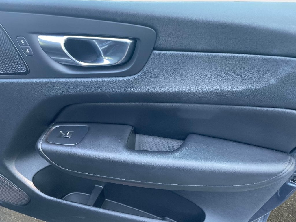 2023 Volvo XC60 Plus Dark Theme