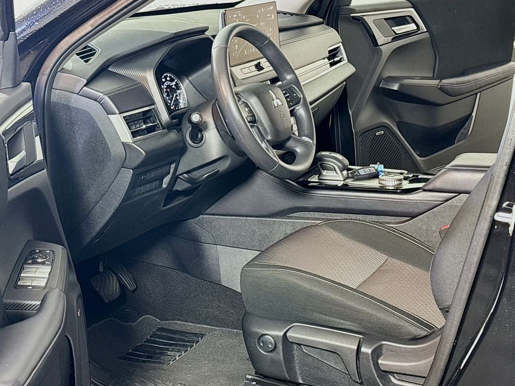 2025 Mitsubishi Outlander ES