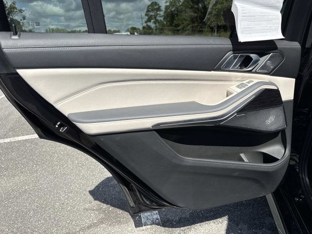 2023 BMW X7 M60i