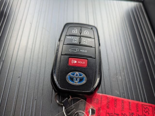 2025 Toyota Sienna XLE 8 Passenger