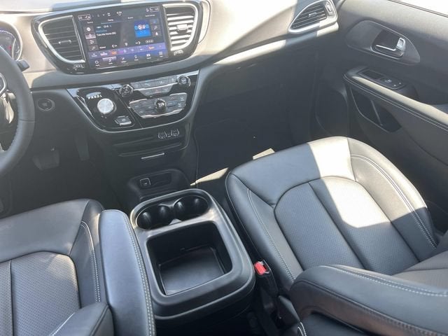 2025 Chrysler Voyager LX
