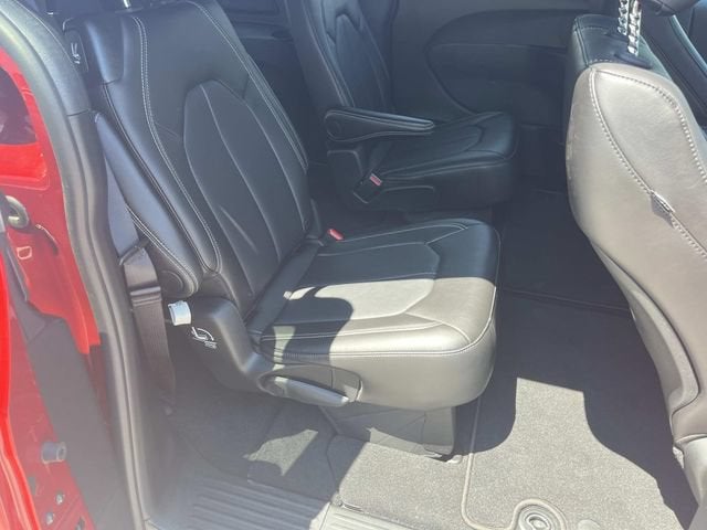2025 Chrysler Voyager LX