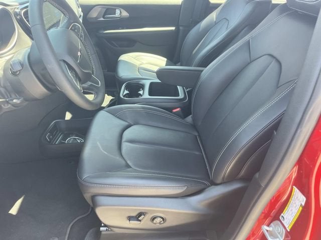 2025 Chrysler Voyager LX