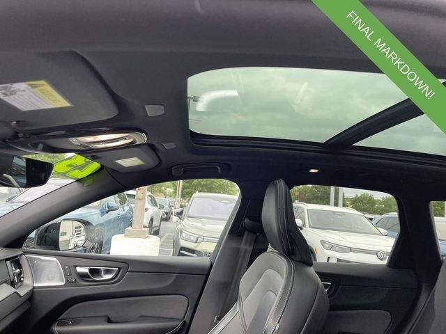 2023 Volvo XC60 B5 Ultimate Dark Theme
