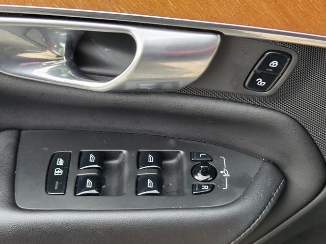 2023 Volvo XC90 B5 Plus