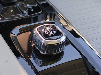2024 Volvo XC60 Recharge Plug-In Hybrid Ultimate Dark Theme