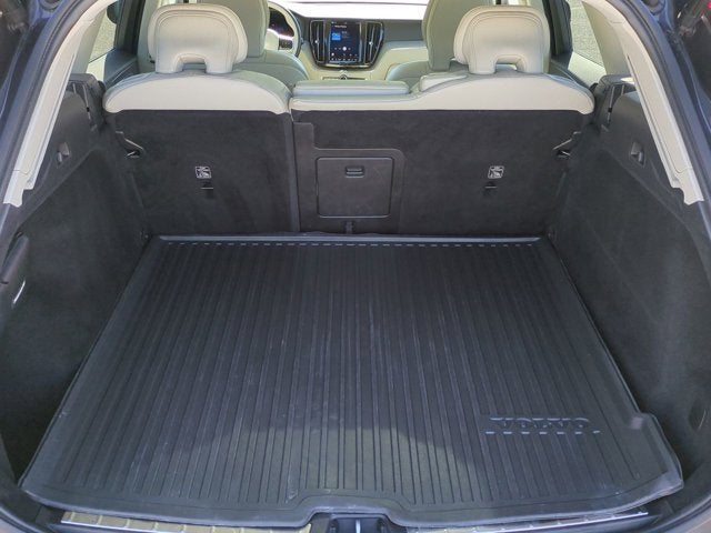 2023 Volvo XC60 Plus Dark Theme