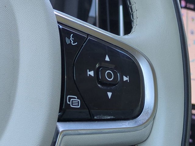 2023 Volvo XC60 Plus Dark Theme