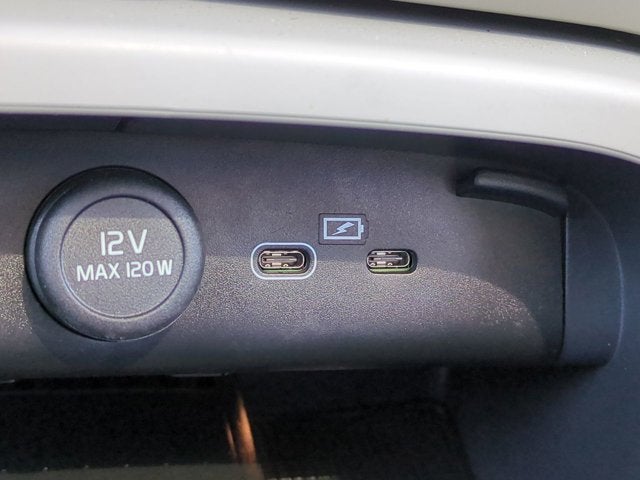 2024 Volvo XC40 Plus Bright Theme